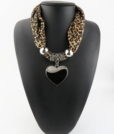 Pañuelo Elegante con Dije de Corazón para Mujer - Image 14