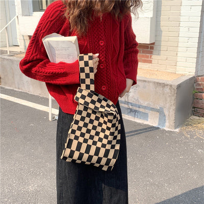 Bolso de Mano Tejido con Diseño a Cuadros - Image 8