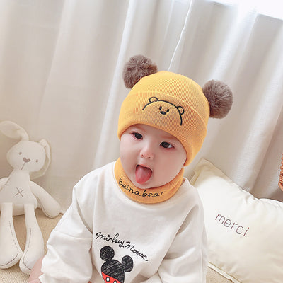 Conjunto de Gorro y Babero Tejido en Lana Gruesa con Letras