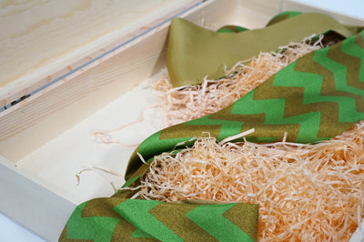 Pañuelo de Seda con Diseño Geométrico Verde - Image 7