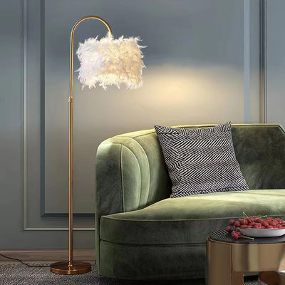 Lámpara de Piso Curva Decorativa LED con Plumas Blancas y Detalles Dorados - Image 8