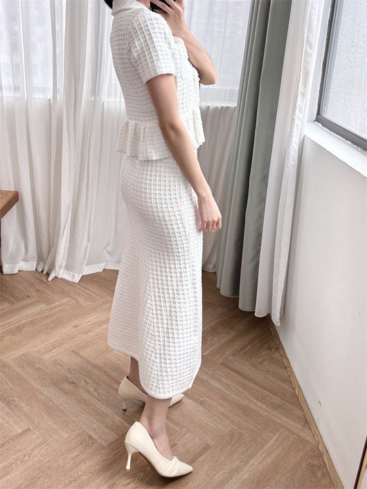 Vestido Tejido Blanco Puro Cuello V con Detalle Hueco - Elegancia Dignificada - Image 9