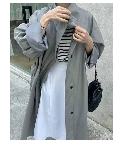 Gabardina Larga de Cuello Alto con Diseño Versátil y Elegancia Contemporánea - Image 25