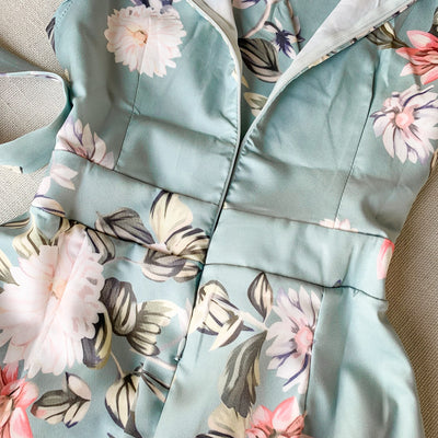 Jumpsuit Elegante sin Mangas con Cuello y Estampado Floral - Image 11