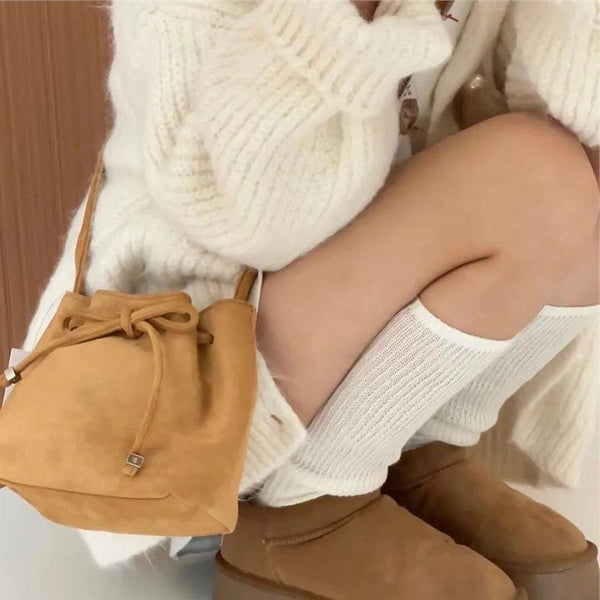 Bolso de Gamuza Marrón con Estilo Retro Minimalista