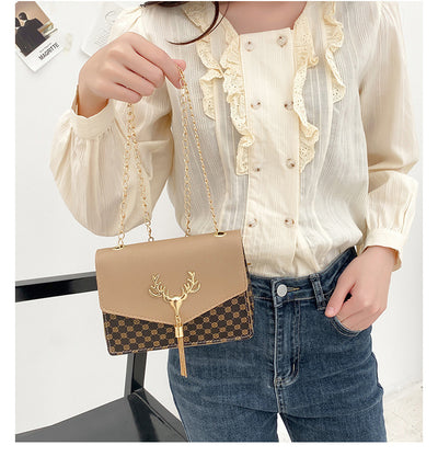 Bolso Crossbody Cuadrado Pequeño con Cadena y Detalle de Borla - Diseño Bicolor Elegante - Image 15