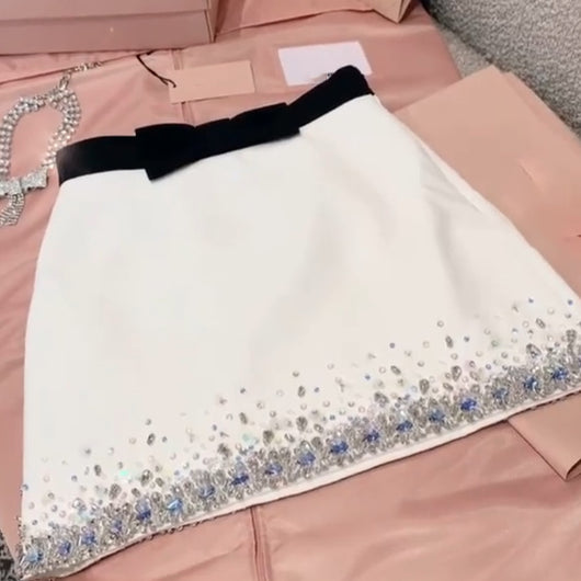 Falda A-Línea Semicaderas con Cristales - Estilo Celebridad Sofisticado - Image 8