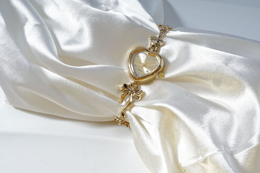 Reloj Pulsera Retro en Forma de Corazón con Diseño de Lazo Dorado y Flores - Image 11