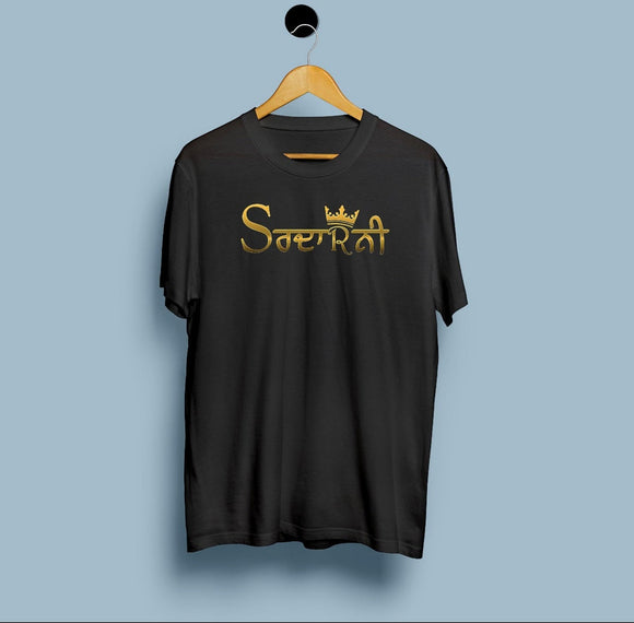 Camiseta Unissex Preta Estampada de Manga Curta