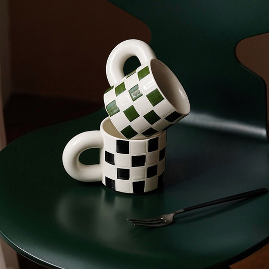 Taza de Cerámica a Cuadros con Asa Ergonómica - Image 4