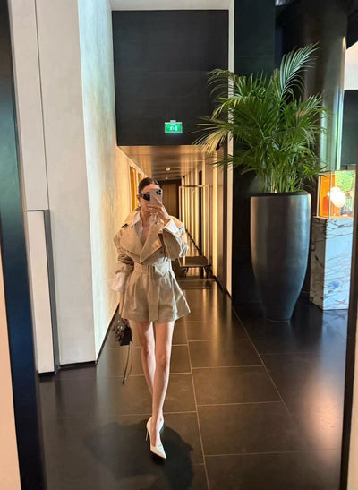 Short Estilo Trench Coat Clásico Británico Cintura Ajustada Caqui Claro - Image 30