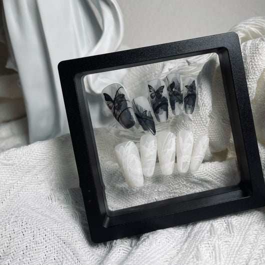 Armadura Protectora con Mariposa Acuarela Blanca y Negra Pintada a Mano - Image 2