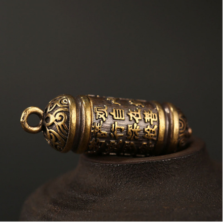 Llavero Colgante Tubo de Latón con Sutra del Corazón Tibetano - Image 6
