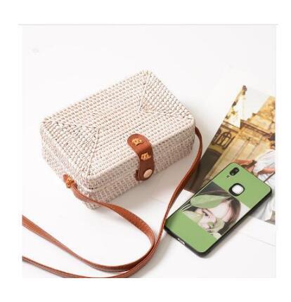 Bolsa Tejida de Ratán Artesanal - Bandolera Mini Retro con Cierre de Cuero - Image 3