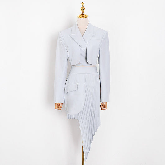 Traje Falda Plisada con Detalles Biselados - Image 3