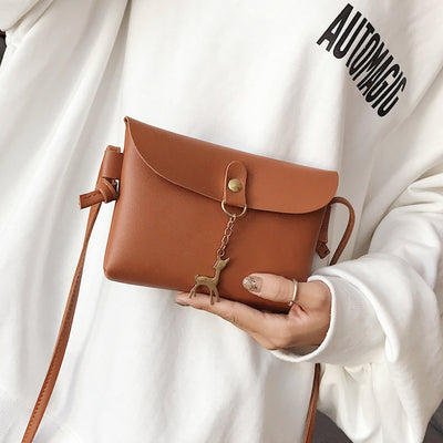 Funda Minimalista para Celular con Colgante de Venado Metálico - Image 5