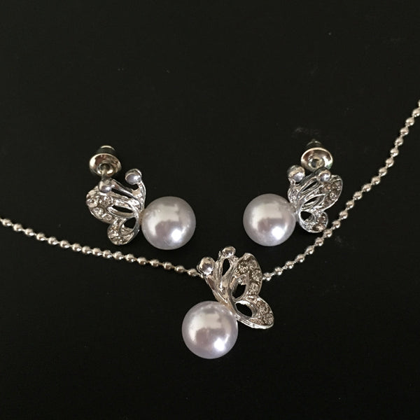 Conjunto de Aretes y Collar con Mariposa de Perla y Diamantes Completos