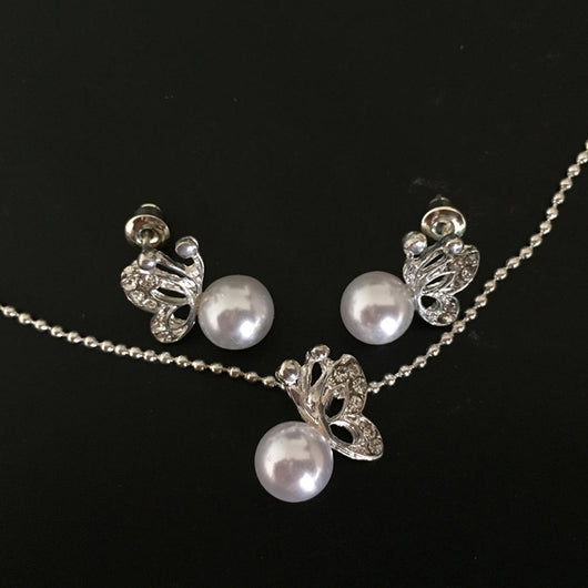 Conjunto de Aretes y Collar con Mariposa de Perla y Diamantes Completos