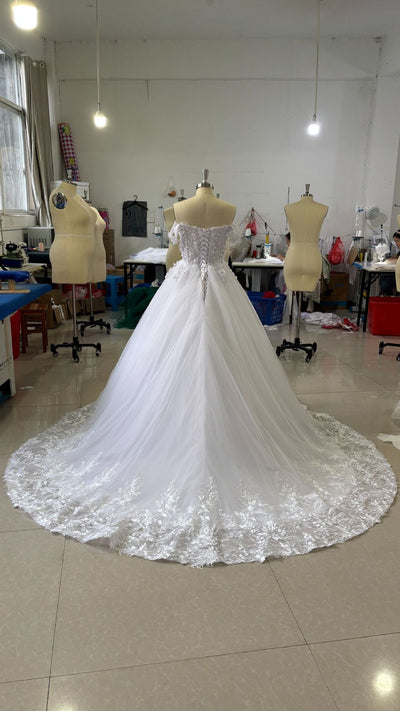 Vestido de Novia Minimalista con Hombros Descubiertos - Image 12