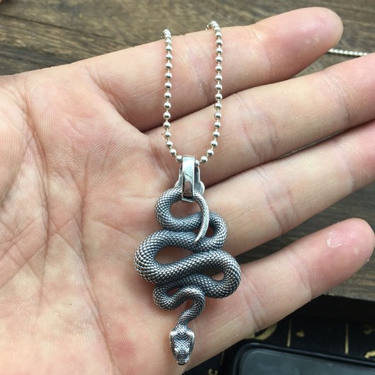 Anillo de Calavera en Plata Esterlina con Colgante de Serpiente Python - Image 10