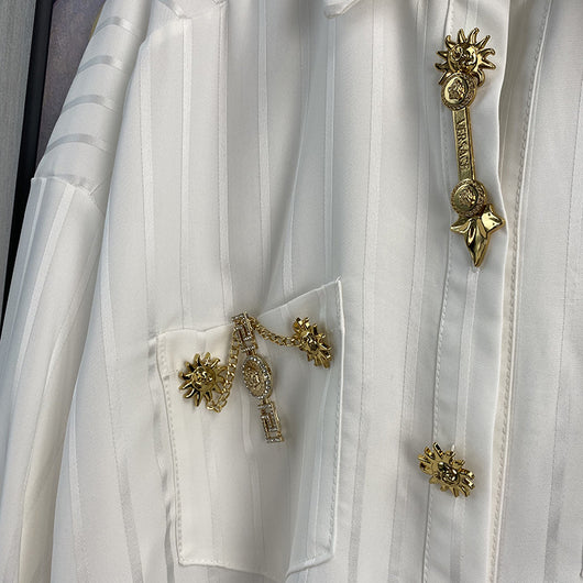 Blusa Blanca con Rayas y Logo Dorado en Acetato Imitación - Image 22
