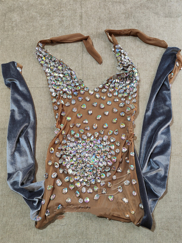 Traje de Presentación Elástico Gris Terciopelo con Cristales Brillantes para Mujer