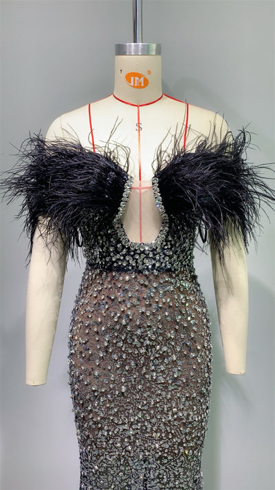 Vestido Tubo Elegante con Plumas, Pedrería y Lentejuelas Escote V - Image 11