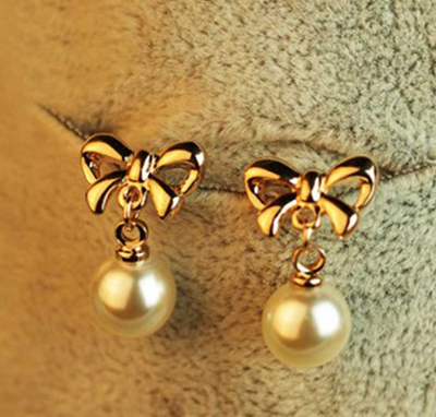 Aretes Elegantes de Corazón con Moño de Circonia y Perla - Image 5