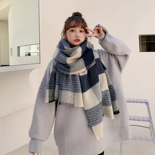Bufanda Cuadriculada Blanca y Azul Estilo Japonés para Mujer - Image 3