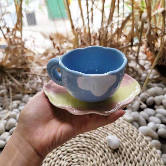Taza de Café con Plato Decorado a Mano: Cielo Azul y Nubes Blancas