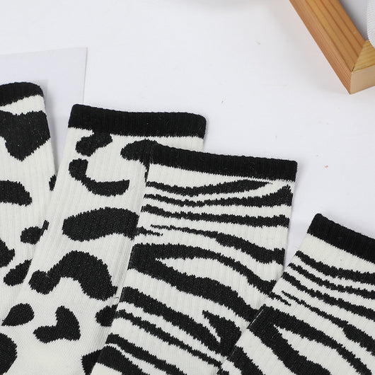 Calcetines Estampado Vaca Adorables para Mujer Negro y Blanco - Image 9
