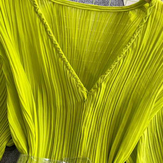 Blusa Suelta de Gasa con Escote en V y Pliegues - Image 11