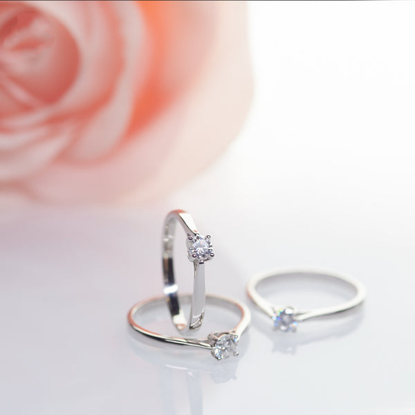 Anillo de Plata con Moissanita Incrustada - Diseño Minimalista