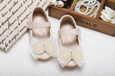 Beige girls' princess shoes with pearl and rhinestone bows, featuring a flat heel and a convenient Velcro strap. - Image 24