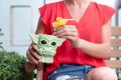 Taza Geeki Tikis Baby Yoda – Star Wars The Mandalorian, estilo tiki, cerámica coleccionable, 473 ml, producto oficial - Tekeno