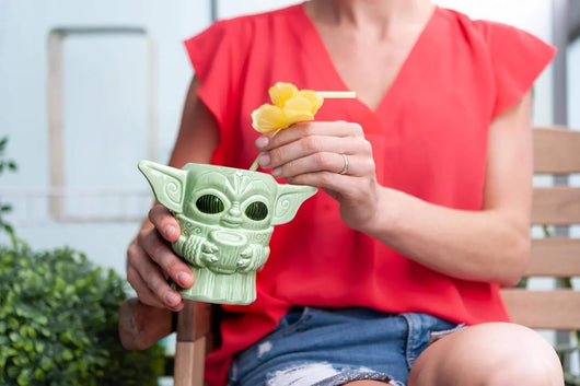 Taza Geeki Tikis Baby Yoda – Star Wars The Mandalorian, estilo tiki, cerámica coleccionable, 473 ml, producto oficial - Tekeno