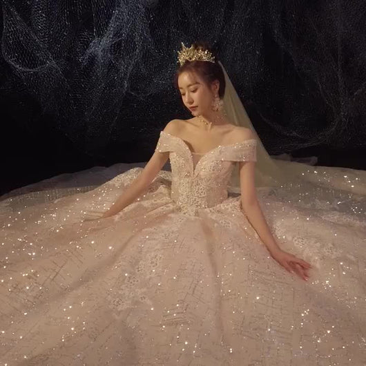 Vestido de Novia Asimétrico con Detalles Estelares y Cola Fluida - Image 2