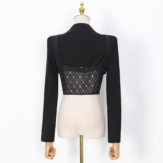 Traje con Escote V y Detalles de Encaje Calado - Image 2