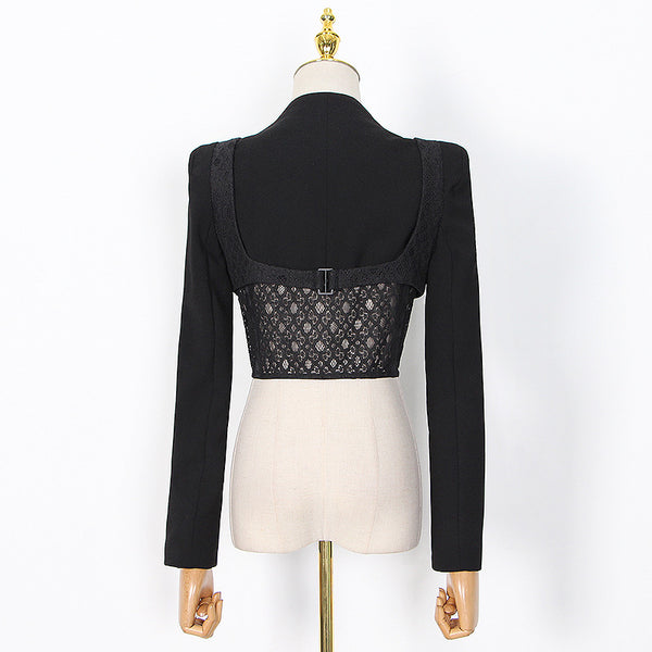 Traje con Escote V y Detalles de Encaje Calado