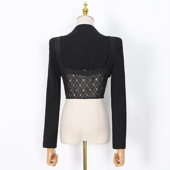 Traje con Escote V y Detalles de Encaje Calado