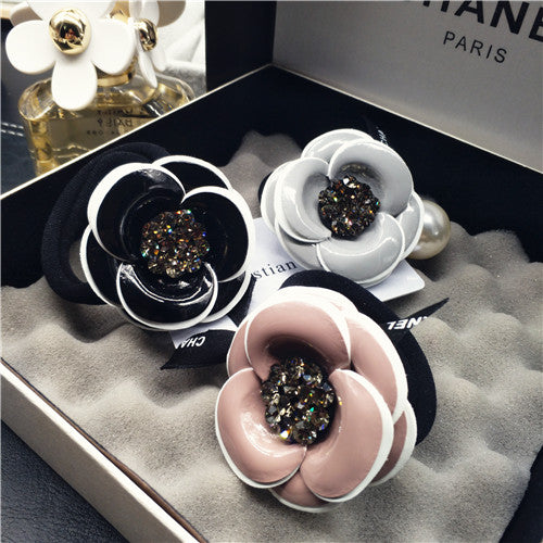 Adorno Camellia con Perlas y Cristales Brillantes - Image 3