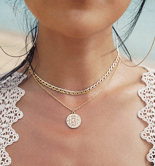 Collar Colgante Vintage Moneda Dorada Cadena Corta Escote
