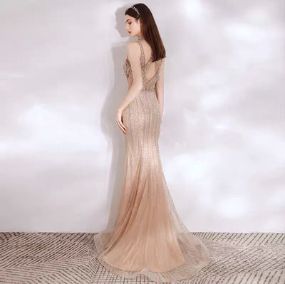 Vestido de Noche Elegante para Mujer con Escote Profundo y Cola - Image 5