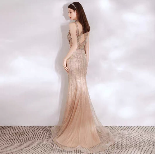 Vestido de Noche Elegante para Mujer con Escote Profundo y Cola - Image 5