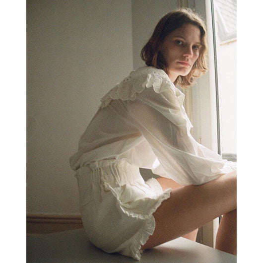 Camisa Blanca de Lino con Solapa Ancha y Bordado Retro de Loto Calado - Image 13