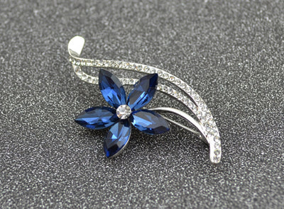 Broche de Cristal Flor de Cinco Pétalos - Image 2