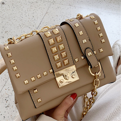Bolso de Hombro con Cadena y Tachuelas - Image 13