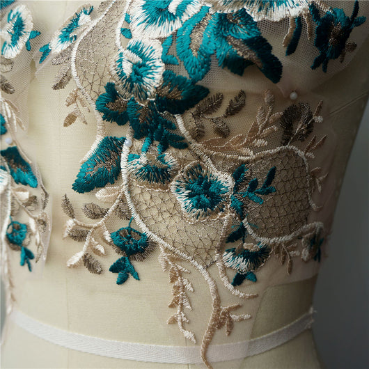 Adornos de Pecho para Vestido de Noche Verde con Encaje y Hilos Dorados - Image 5