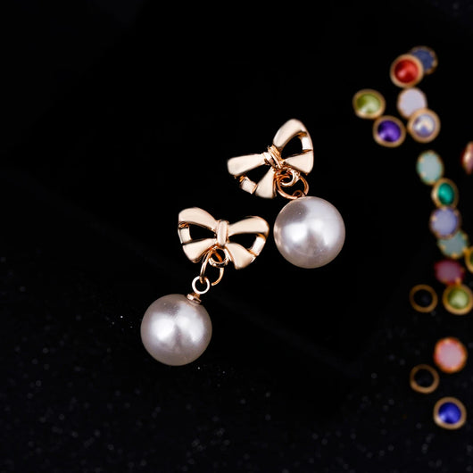 Aretes Elegantes de Corazón con Moño de Circonia y Perla - Image 12