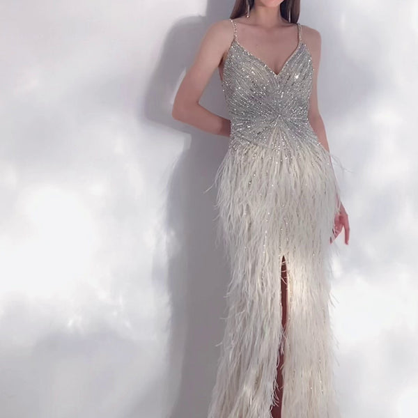 Vestido de Noche Elegante con Detalles en Pluma